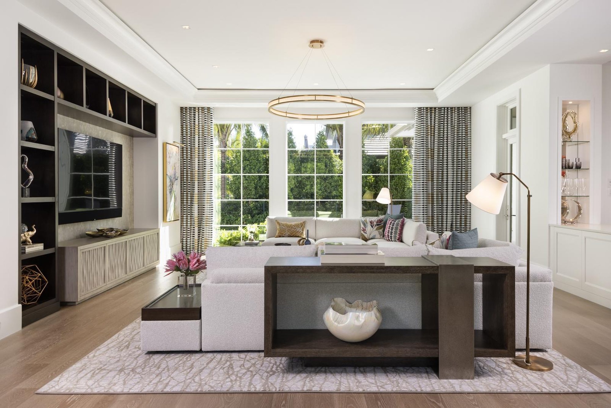 LH_2075 Gordon Dr E_Living2